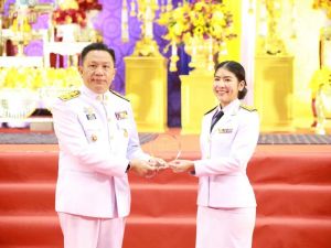 คุณครูปิยาภรณ์ โปธา ศิษย์เก่าคณะศิลปกรรมศาสตร์ หลักสูตรนาฏศิลป์ศึกษา (กศ.บ.) รุ่นที่ 7 (รหัส 53) ในโอกาสเข้ารับรางวัลข้าราชการพลเรือนดีเด่น ระดับจังหวัด เมื่อวันที่ 31 มีนาคม 2566