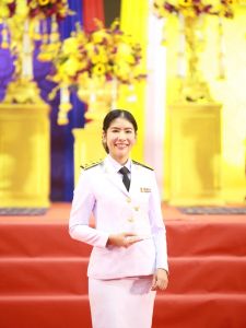 คุณครูปิยาภรณ์ โปธา ศิษย์เก่าคณะศิลปกรรมศาสตร์ หลักสูตรนาฏศิลป์ศึกษา (กศ.บ.) รุ่นที่ 7 (รหัส 53) ในโอกาสเข้ารับรางวัลข้าราชการพลเรือนดีเด่น ระดับจังหวัด เมื่อวันที่ 31 มีนาคม 2566