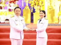คุณครูปิยาภรณ์ โปธา ศิษย์เก่าคณะศิลปกรรมศาสตร์ หลักสูตรนาฏศิลป์ศึกษา (กศ.บ.) รุ่นที่ 7 (รหัส 53) ในโอกาสเข้ารับรางวัลข้าราชการพลเรือนดีเด่น ระดับจังหวัด เมื่อวันที่ 31 มีนาคม 2566