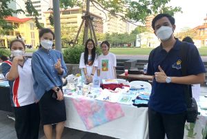 ภาพกิจกรรมการเข้าร่วมจัดจำหน่ายสินค้าในตลาด Night Market ของนิสิตทุนสนับสนุนผลิตภัณฑ์จากความคิดสร้างสรรค์เพื่อการเป็น Start Up วันที่ 31 มีนาคม 2566