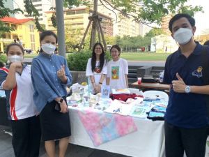 ภาพกิจกรรมการเข้าร่วมจัดจำหน่ายสินค้าในตลาด Night Market ของนิสิตทุนสนับสนุนผลิตภัณฑ์จากความคิดสร้างสรรค์เพื่อการเป็น Start Up วันที่ 31 มีนาคม 2566