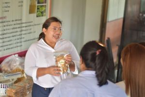 บริการวิชาการพื้นที่อำเภอเสนา จังหวัดพระนครศรีอยุธยา โดยวิทยากรคุณฐิติพร ใยสามเสน ผู้เชี่ยวชาญด้านการออกแบบผลิตภัณฑ์ เป็นผู้ให้ความรู้แก่ผู้ประกอบการตำบลบ้านแถว