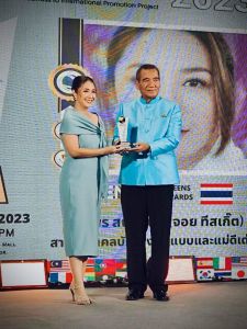 ขอแสดงความยินดีกับ คุณดวงพร สนธิขันธ์ (จอย วงทีสเกิ๊ต) ศิษย์เก่า สาขาวิชาศิลปะการแสดง รุ่น2 ในโอกาสได้รับรางวัล THE WORLD’S HIGHEST AWARDS 2023 สาขา บุคคลบันเทิงต้นแบบ และ แม่ดีเด่น