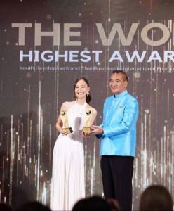 ขอแสดงความยินดีกับ คุณเต้ย จรินทร์พร จุนเกียรติ ศิษย์เก่า สาขาวิชาศิลปะการแสดง รุ่น15 ในโอกาสได้รับรางวัลระดับชาติ Global Star Media Awards ในฐานะนักแสดงนำ ฝ่ายหญิง ยอดเยี่ยม จากละครเรื่อง มาตาลดา