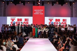 ภาพบรรยากาศงาน The Cocoons centralwOrld fashiOn Week 2023 ผลงานแฟชั่นดีไซน์ของนิสิตนักศึกษารุ่นใหม่ สาขาวิชาการออกแบบทัศนศิลป์ (เอกการออกแบบแฟชั่น และเอกการออกแบบเครื่องประดับ)