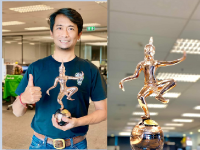 ขอแสดงความยินดีกับ นายพงศธร ธรรมชาติ (พี่อาร์ต) ศิษย์เก่าคณะศิลปกรรมศาสตร์ สาขาทัศนศิลป์ รหัส 41 ในโอกาสได้รับรางวัล ออกแบบคอมพิวเตอร์กราฟฟิกประกอบข่าวยอดเยี่ยม