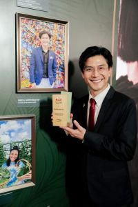 ขอแสดงความยินดีกับ คุณท็อป พิพัฒน์ อภิรักษ์ธนากร ศิษย์เก่าคณะศิลปกรรมศาสตร์ มศว ที่ได้รับรางวัลระดับชาติ รางวัล HELLO! Sustainability Awards จาก HELLO Magazine Thailand