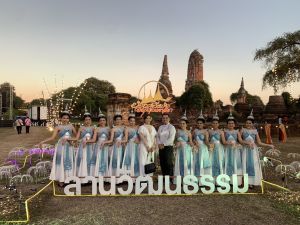 ภาพกิจกรรมการแสดงผลงานสร้างสรรค์สายนทีศรีเสนา งานยอยศยิ่งฟ้าอยุธยามรดกโลก ณ อุทยานประวัติศาสตร์พระนครศรีอยุธยา แสดงโดยคณะศิลปกรรมศาสตร์ มศว