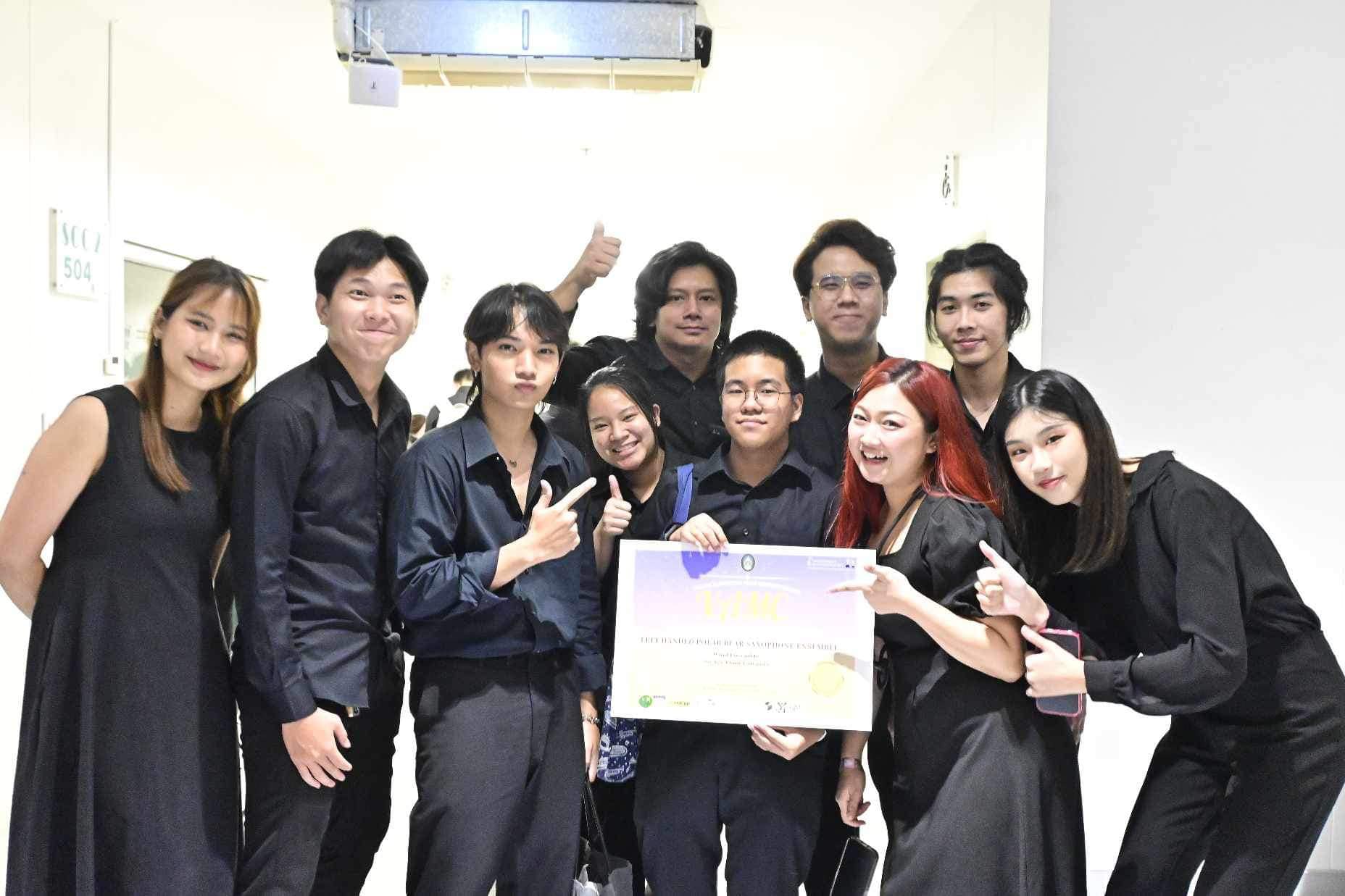 ขอแสดงความยินดีกับ วงหมีขั้วโลกถนัดซ้าย และวง Super Valentine Ensemble ซึ่งมีนิสิตของคณะศิลปกรรมศาสตร์ เป็นสมาชิกวง 2 คน ทั้ง 2 วง ในโอกาสได้รับรางวัลชนะเลิศ และรางวัลเหรียญทอง จากการแข่งขัน 2 รายการตามลำดับ