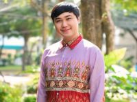 คณะศิลปกรรมศาสตร์ ของแสดงความยินดีกับ นายอัมพร ใจเด็จ ศิษย์เก่าคณะศิลปกรรมศาสตร์ ปีการศึกษา 2558 หลักสูตรศิลปะการแสดงศึกษามหาบัณฑิต ในโอกาสได้รับการแต่งตั้งให้ดำรงตำแหน่งผู้ช่วยคณบดี