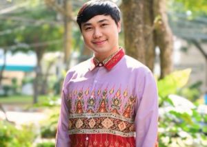 คณะศิลปกรรมศาสตร์ ของแสดงความยินดีกับ นายอัมพร ใจเด็จ ศิษย์เก่าคณะศิลปกรรมศาสตร์ ปีการศึกษา 2558 หลักสูตรศิลปะการแสดงศึกษามหาบัณฑิต ในโอกาสได้รับการแต่งตั้งให้ดำรงตำแหน่งผู้ช่วยคณบดี