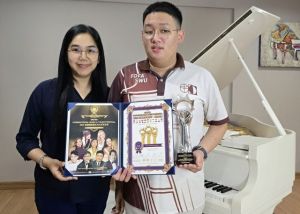 ขอแสดงความยินดีกับ นายสิรวิชญ์ รัตนาธรรมวัฒน์ (เฟิร์ส) นิสิตชั้นปีที่ 3 คณะศิลปกรรมศาสตร์ มศว ในโอกาสได้รับรางวัล Silver Award จากการแข่งขันเปียโนรายการ Grand International Music & Talent Festival 2025 ณ ประเทศมาเลเซีย เมื่อวันที่ 31 พ.ค. 2568