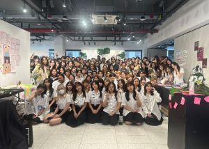 ภาพกิจกรรม การจัดนิทรรศการของนิสิตชั้นปีที่ 1 วันที่ 6-8 สิงหาคม 2568 ณ FOFA Gallery คณะศิลปกรรมศาสตร์ มศว และขอเชิญทุกท่านเข้าชมงาน