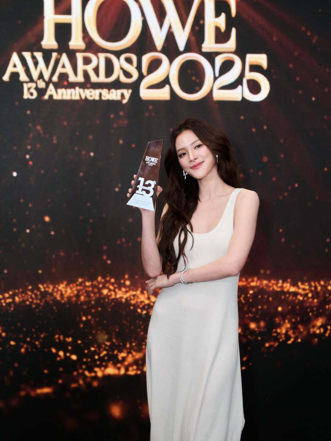 ขอแสดงความยินดีกับ นางสาวพิมพ์ชนก ลือวิเศษไพบูลย์ (ใบเฟิร์น) ในโอกาสได้รับรางวัล HOWE THE BEST ACTRESS AWARDS จากงาน HOWE AWOARDS 2025 ครั้งที่ 13 เมื่อวันที่ 12 พฤศจิกายน 2568 ณ Grand Hall 21-203, 2nd Floor BITEC BANGNA