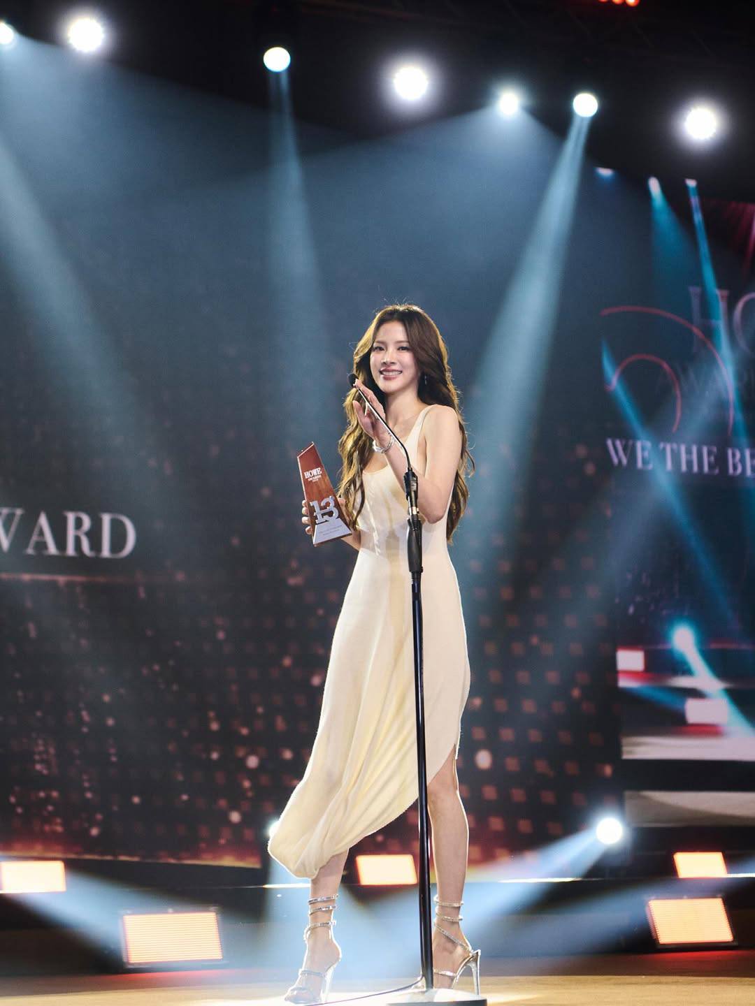 ขอแสดงความยินดีกับ นางสาวพิมพ์ชนก ลือวิเศษไพบูลย์ (ใบเฟิร์น) ในโอกาสได้รับรางวัล HOWE THE BEST ACTRESS AWARDS จากงาน HOWE AWOARDS 2025 ครั้งที่ 13 เมื่อวันที่ 12 พฤศจิกายน 2568 ณ Grand Hall 21-203, 2nd Floor BITEC BANGNA