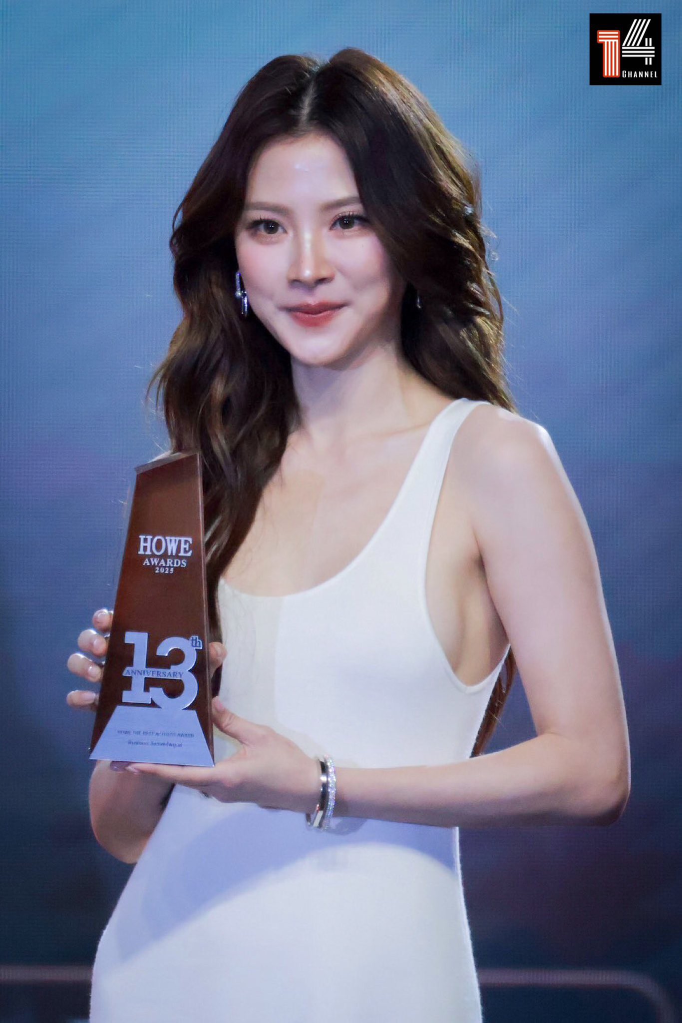 ขอแสดงความยินดีกับ นางสาวพิมพ์ชนก ลือวิเศษไพบูลย์ (ใบเฟิร์น) ในโอกาสได้รับรางวัล HOWE THE BEST ACTRESS AWARDS จากงาน HOWE AWOARDS 2025 ครั้งที่ 13 เมื่อวันที่ 12 พฤศจิกายน 2568 ณ Grand Hall 21-203, 2nd Floor BITEC BANGNA