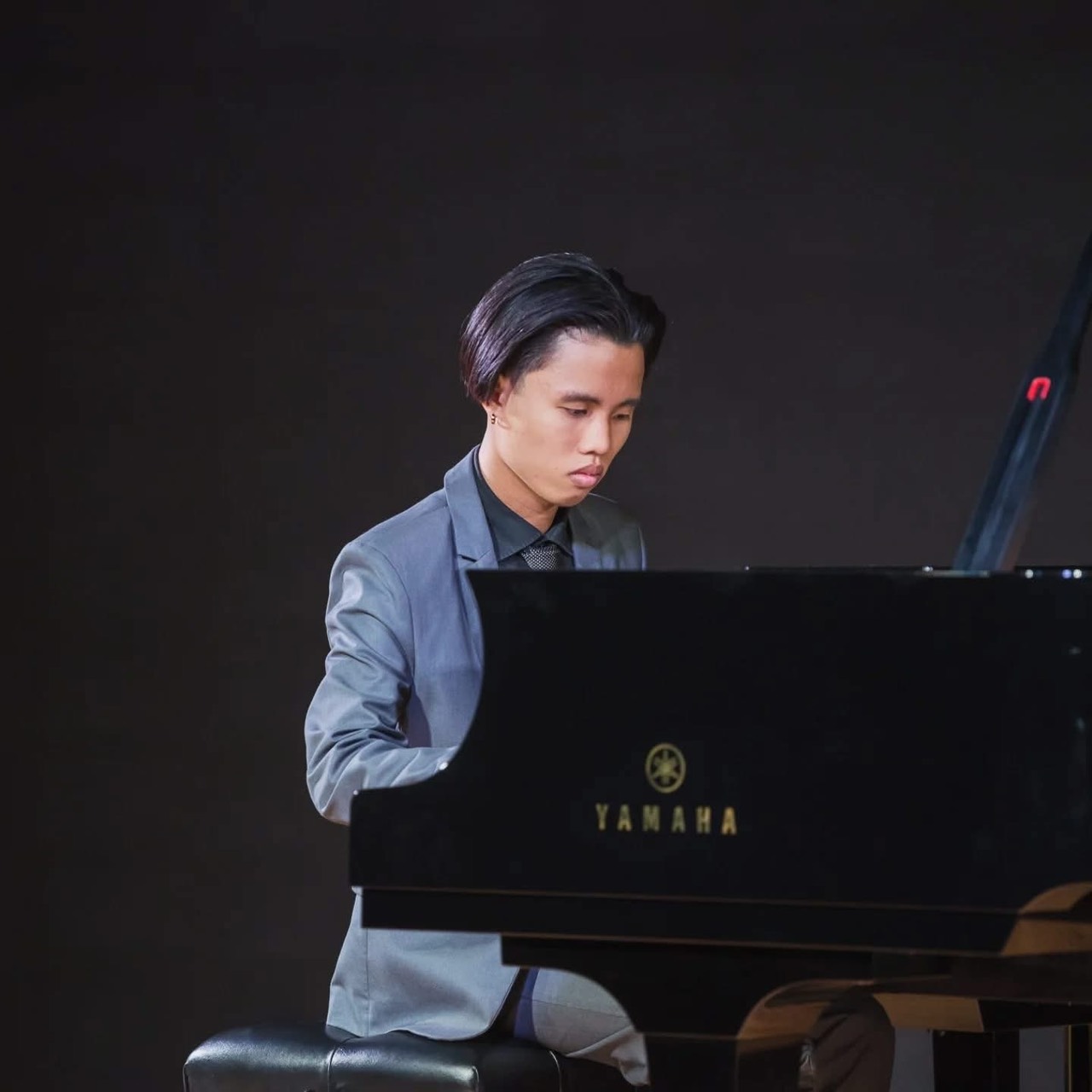 ขอแสดงความยินดีกับ ไร่เลย์-ภูดิศ มิ่งสุรปกรณ์ นิสิตภาควิชาดุริยางคศาสตร์สากล มศว ที่ได้รางวัลระดับ Silver ในการแข่งขัน Young Artist Music Contest 2025 ณ วิทยาลัยดุริยางคศิลป์ ม.มหิดล ระหว่างวันที่ 22-23 พ.ย.68