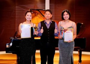 ขอแสดงความยินดีกับ นางสาวธรรมิกา มีสูงเนิน และนางสาวสุภาภิชญ์ มีสูงเนิน นิสิตคณะศิลปกรรมศาสตร์ มศว ที่ได้รับรางวัล First Prize จากการแข่งขันดนตรีเยาวชนนานาชาติ ในรายการ Chengdu International Music Festival & Competition 2026 จัดโดย London Music Academy Chengdu ณ เมืองเฉิงตู ประเทศจีน เมื่อวันที่ 17 มกราคม 2569