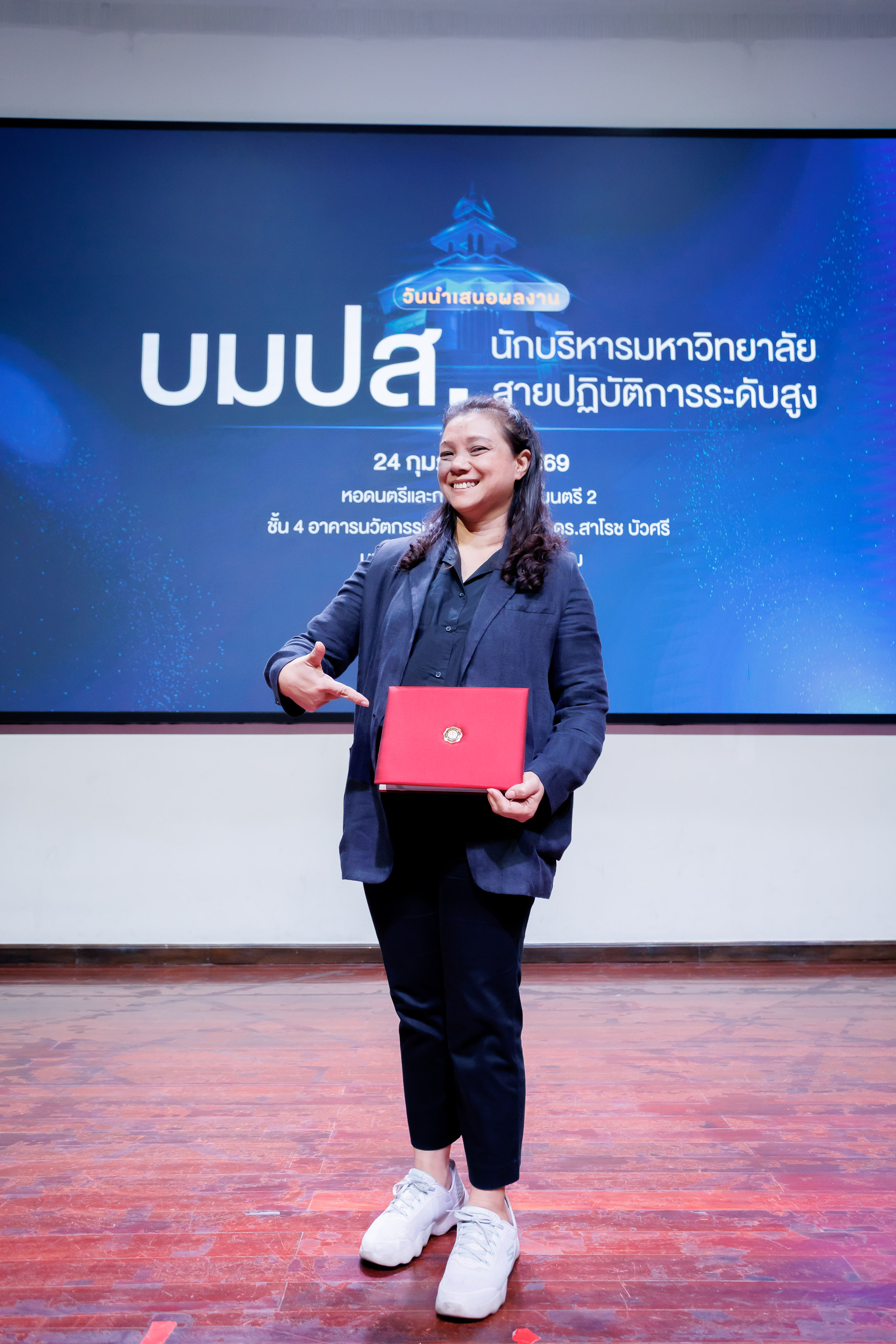 ขอแสดงความยินดีกับ นางสาวจุฬาพร แสงสกุล ผู้อำนวยการสำนักงานคณบดี คณะศิลปกรรมศาสตร์ ในโอกาสได้รับมอบเกียรติบัตรจากอธิการบดี มหาวิทยาลัยศรีนครินทรวิโรฒ เมื่อวันที่ 24 ก.พ.69 ณ ณ หอดนตรีและการแสดงอโศกมนตรี 2 อาคารนวัตกรรม ศ.ดร.สาโรช บัวศรี มศว