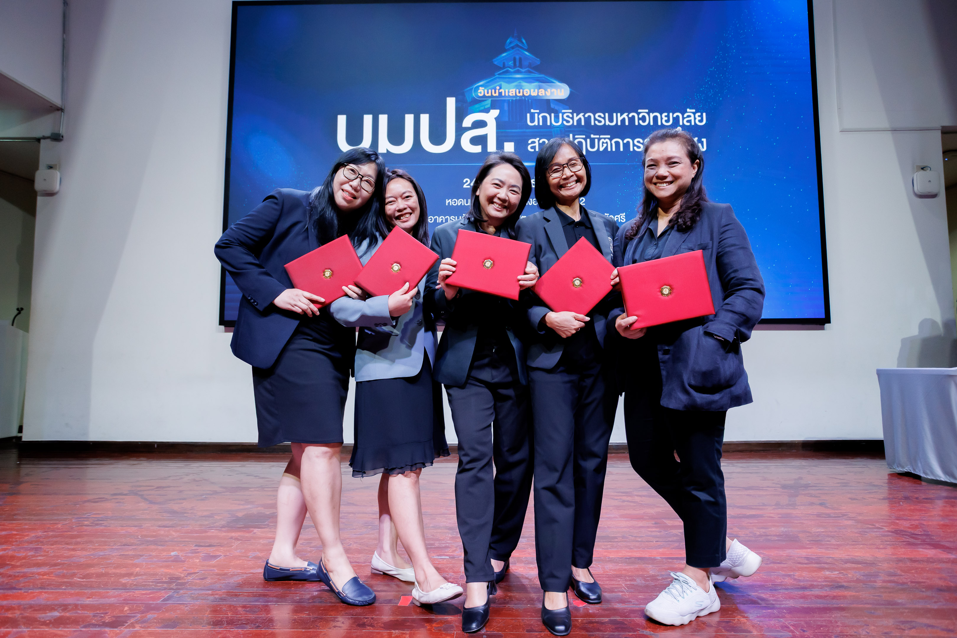ขอแสดงความยินดีกับ นางสาวจุฬาพร แสงสกุล ผู้อำนวยการสำนักงานคณบดี คณะศิลปกรรมศาสตร์ ในโอกาสได้รับมอบเกียรติบัตรจากอธิการบดี มหาวิทยาลัยศรีนครินทรวิโรฒ เมื่อวันที่ 24 ก.พ.69 ณ ณ หอดนตรีและการแสดงอโศกมนตรี 2 อาคารนวัตกรรม ศ.ดร.สาโรช บัวศรี มศว