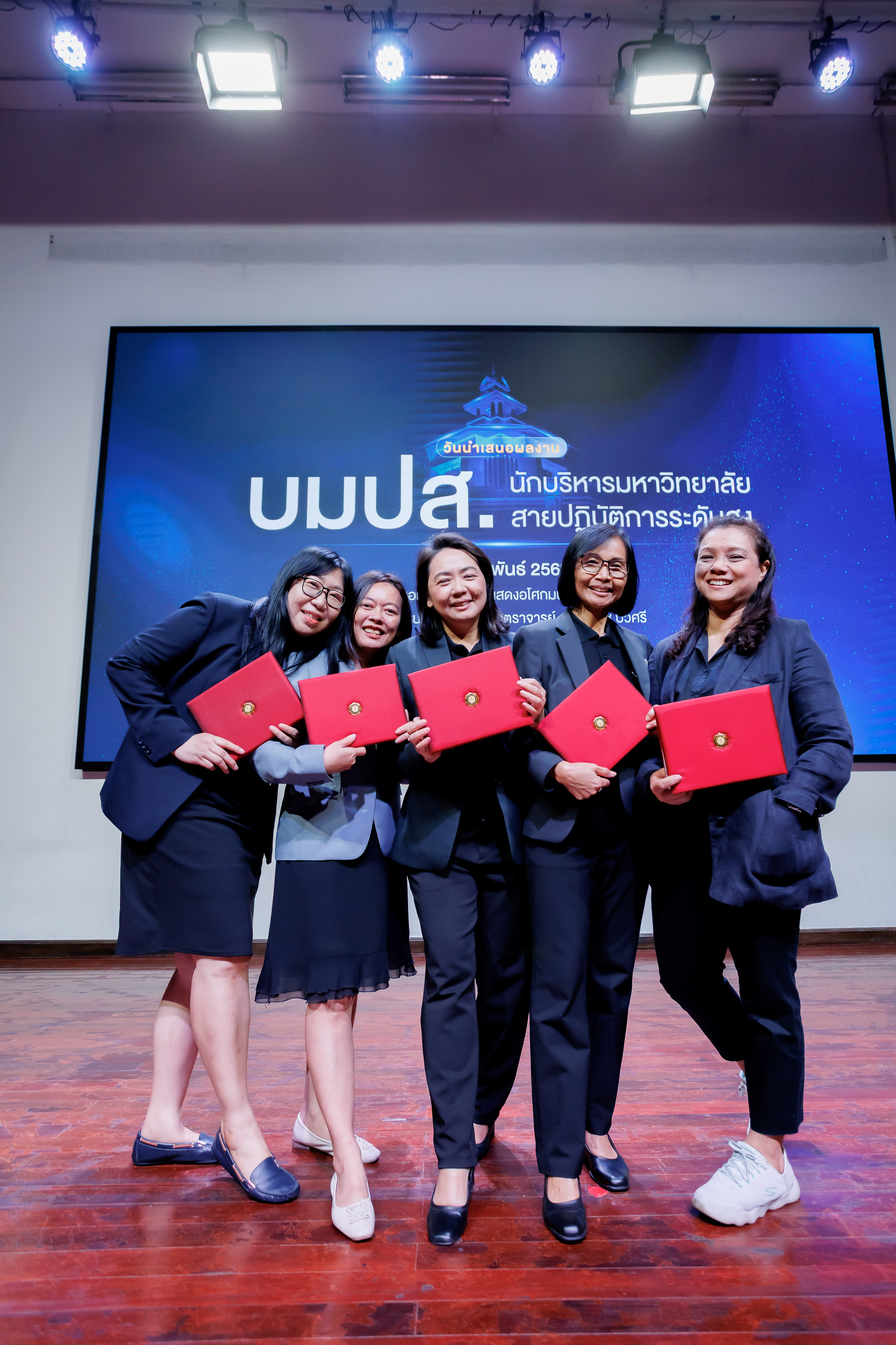 ขอแสดงความยินดีกับ นางสาวจุฬาพร แสงสกุล ผู้อำนวยการสำนักงานคณบดี คณะศิลปกรรมศาสตร์ ในโอกาสได้รับมอบเกียรติบัตรจากอธิการบดี มหาวิทยาลัยศรีนครินทรวิโรฒ เมื่อวันที่ 24 ก.พ.69 ณ ณ หอดนตรีและการแสดงอโศกมนตรี 2 อาคารนวัตกรรม ศ.ดร.สาโรช บัวศรี มศว