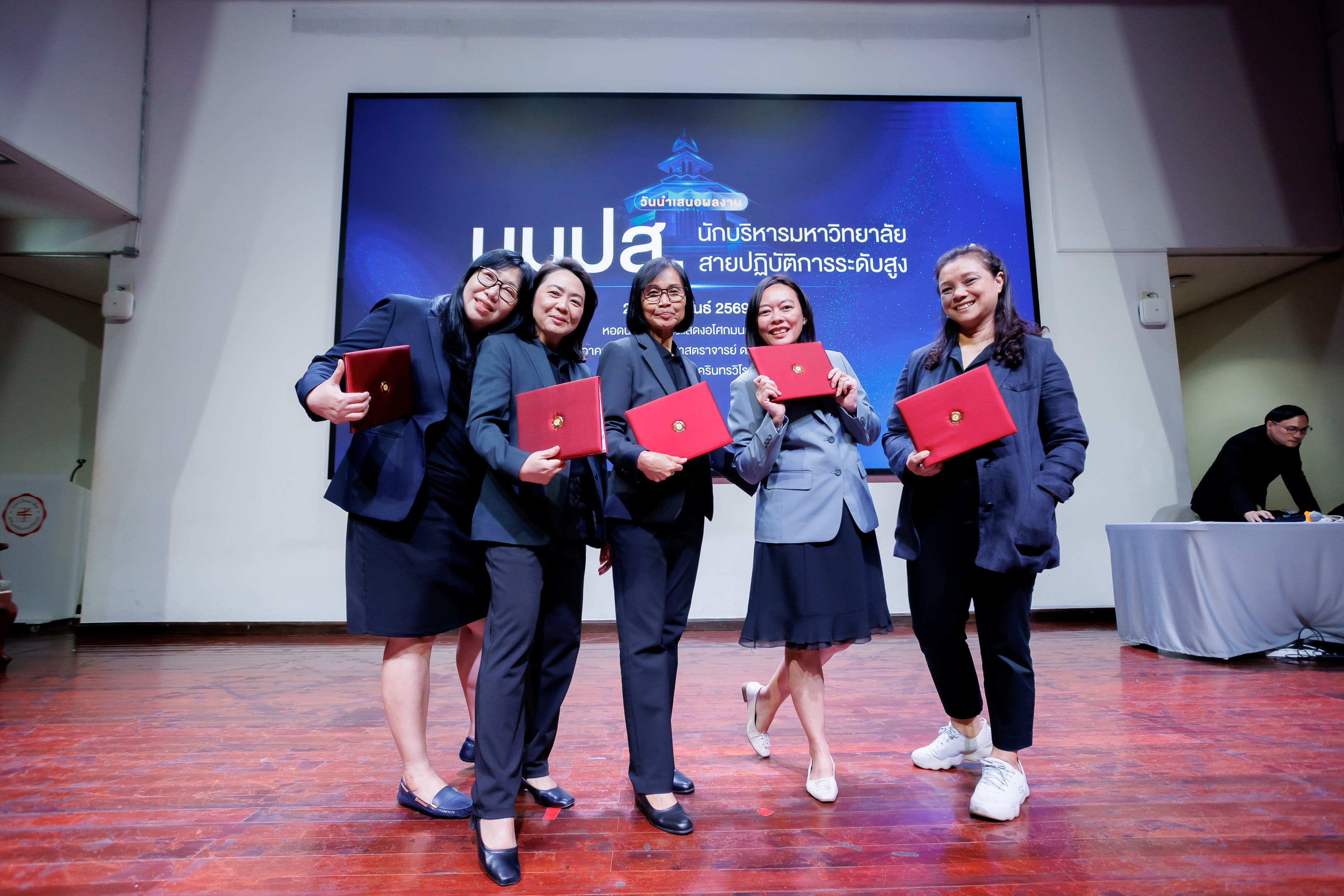 ขอแสดงความยินดีกับ นางสาวจุฬาพร แสงสกุล ผู้อำนวยการสำนักงานคณบดี คณะศิลปกรรมศาสตร์ ในโอกาสได้รับมอบเกียรติบัตรจากอธิการบดี มหาวิทยาลัยศรีนครินทรวิโรฒ เมื่อวันที่ 24 ก.พ.69 ณ ณ หอดนตรีและการแสดงอโศกมนตรี 2 อาคารนวัตกรรม ศ.ดร.สาโรช บัวศรี มศว
