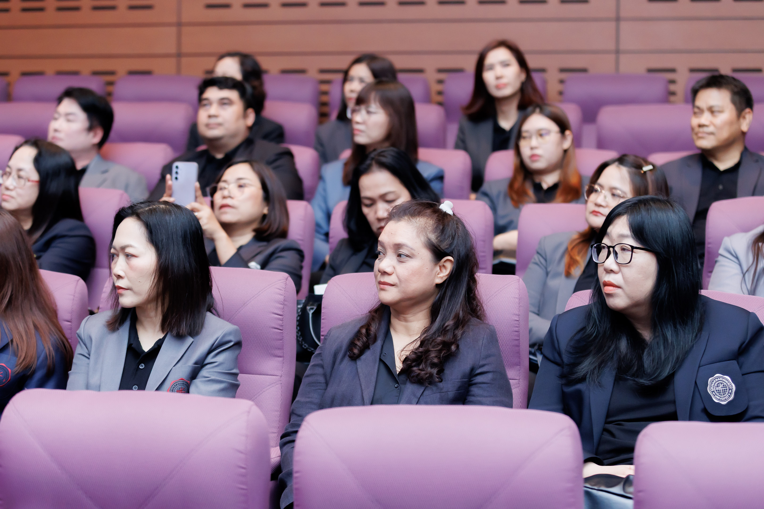 ขอแสดงความยินดีกับ นางสาวจุฬาพร แสงสกุล ผู้อำนวยการสำนักงานคณบดี คณะศิลปกรรมศาสตร์ ในโอกาสได้รับมอบเกียรติบัตรจากอธิการบดี มหาวิทยาลัยศรีนครินทรวิโรฒ เมื่อวันที่ 24 ก.พ.69 ณ ณ หอดนตรีและการแสดงอโศกมนตรี 2 อาคารนวัตกรรม ศ.ดร.สาโรช บัวศรี มศว