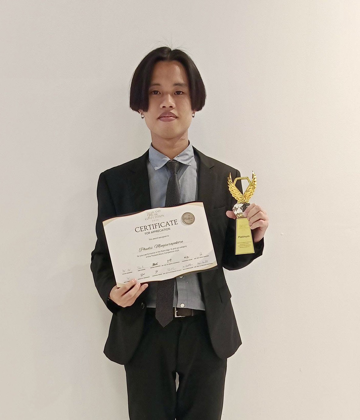 ขอแสดงความยินดีกับนายภูดิศ มิ่งสุรปกรณ์ นิสิตชั้นปีที่ 3 คณะศิลปกรรมศาสตร์ มศว ในโอกาสได้รับรางวัลระดับ Platinum Prize ในการแข่งขันรายการ Thailand Music Competition 2026 เมื่อวันที่ 30 ม.ค. - 1 ก.พ. 69