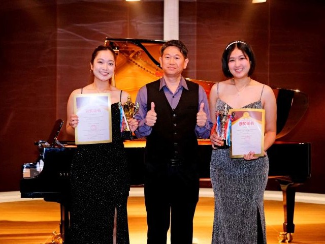 นางสาวธรรมิกา มีสูงเนิน และนางสาวสุภาภิชญ์ มีสูงเนิน นิสิตคณะศิลปกรรมศาสตร์ มศว ที่ได้รับรางวัล First Prize จากการแข่งขันดนตรีเยาวชนนานาชาติ ในรายการ Chengdu International Music Festival & Competition 2026 จัดโดย London Music Academy Chengdu ณ เมืองเฉิงตู ประเทศจีน เมื่อวันที่ 17 มกราคม 2569